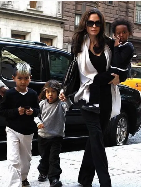 Dua belas tahun bersama tentu saja menyimpan banyak kenangan bagi keduanya. Angelina Jolie beralasan, bahwa keputusan mengakhiri biduk rumah tangganya itu karena ingin menyelamatkan anak-anaknya. (Instagram/angelinajolieofficial)