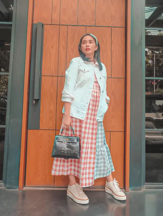 Dari kegiatan memasak yang dilakukan, anak-anak Ussy mengaku senang. Seakan dapur menjadi tempat bermain mereka untuk sekarang ini, terlebih saat harus mengusir kebosanan. (Instagram/ussypratama)