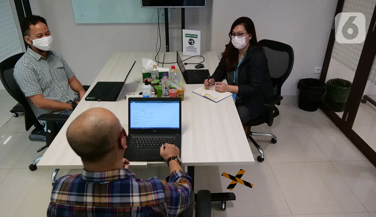 Suasana ruang meeting di Suntory Garuda, Jakarta, Senin (8/8/2020). Perusahaan tersebut menerapkan protokol kesehatan saat hari pertama kerja di masa PSBB transisi yang diterapkan oleh Pemprov DKI Jakarta. (Liputan6.com/Herman Zakharia)