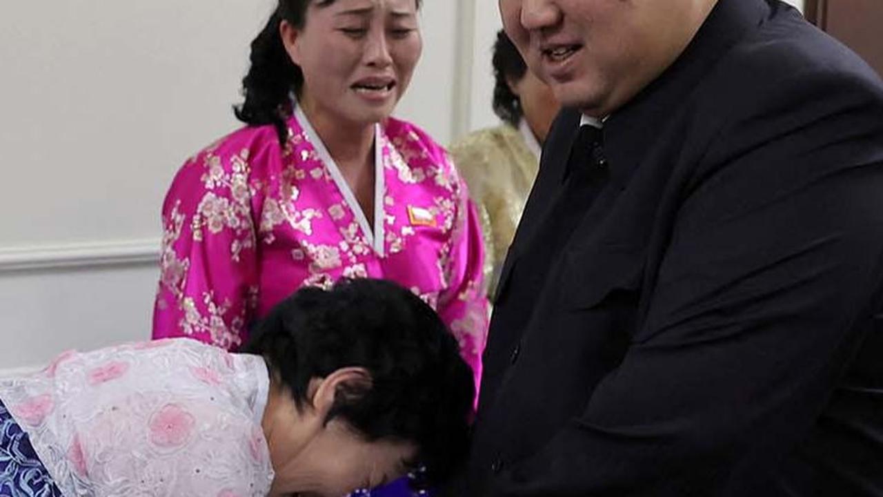 Dalam foto-foto yang diriis KCNA, Kim terlihat gembira ketika bertemu ibu-ibu.