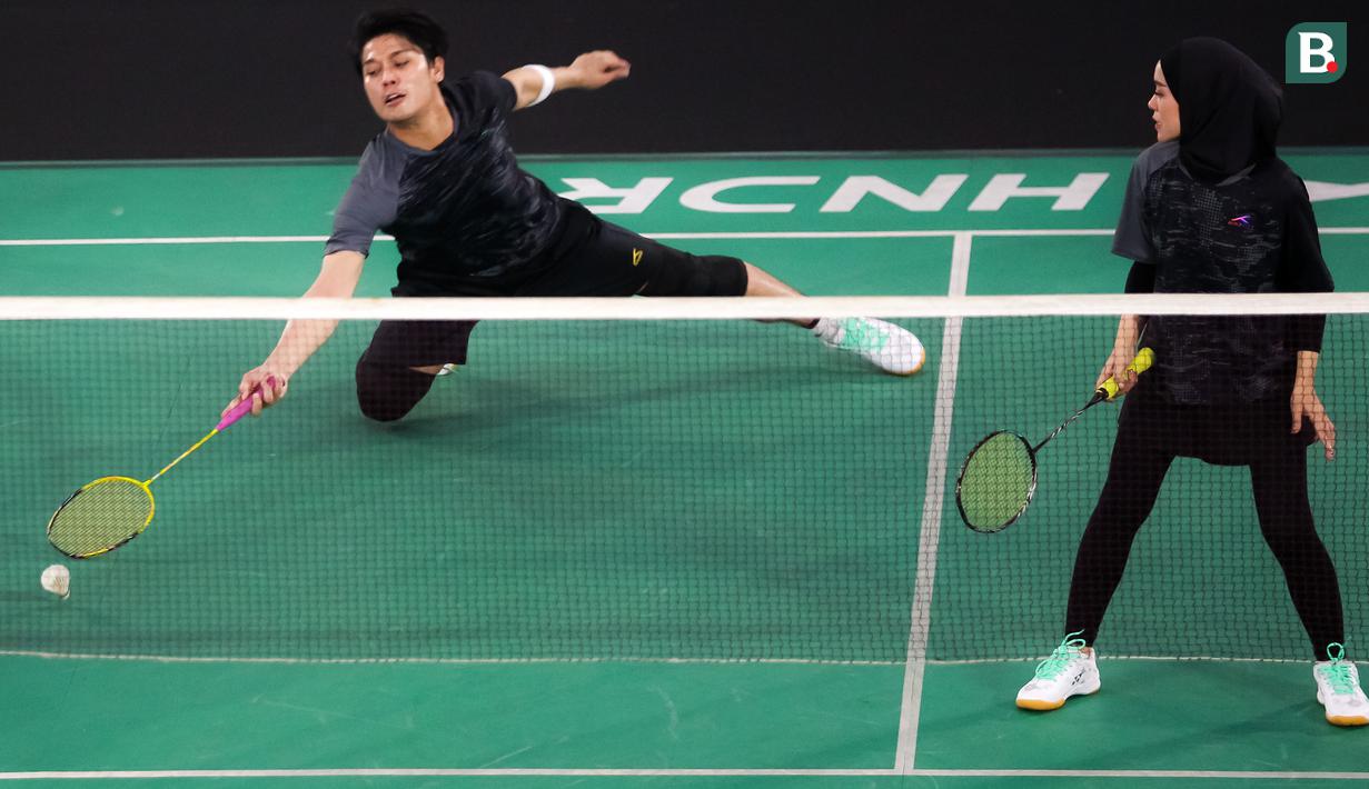 <p>Pasangan selebritas, Rizky Billar dan Lesti Kejora berusaha mengembalikan kok ke arah pasangan Raffi Ahmad dan Nagita Slavina pada laga bulu tangkis Turnamen Olahraga Selebriti Indonesia (TOSI) di GOR UNJ, Jakarta, Minggu (16/07/2023). Pasangan Rizky dan Lesti menang dua set langsung atas pasangan Raffi dan Gigi dengan skor 21-12, 21-10. (Bola.com/Bagaskara Lazuardi)</p>