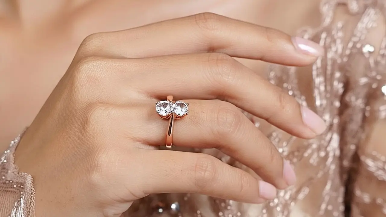 Cincin Tunangan Rose Gold dengan Permata