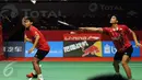 Ganda putra Indonesia, AnggaPratama/Ricky K Suwardi mengembalikan bola ke Hiroyuki Endo/Kenichi Hayakawa di Total BWF World Championships 2015 di Jakarta, Jumat (14/8/2015). Angga/Ricky menyerah 17-21, 21-14, 18-21. (Liputan6.com/Helmi Fithriansyah)