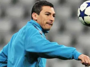Aksi bek Inter Milan asal Brasil Lucio dengan bola di saat latihan tim di Allianz Arena, 14 Maret 2011, menjelang leg kedua babak 16 besar Liga Champions melawan Bayern Muenchen. AFP PHOTO / JOHN MACDOUGALL 
