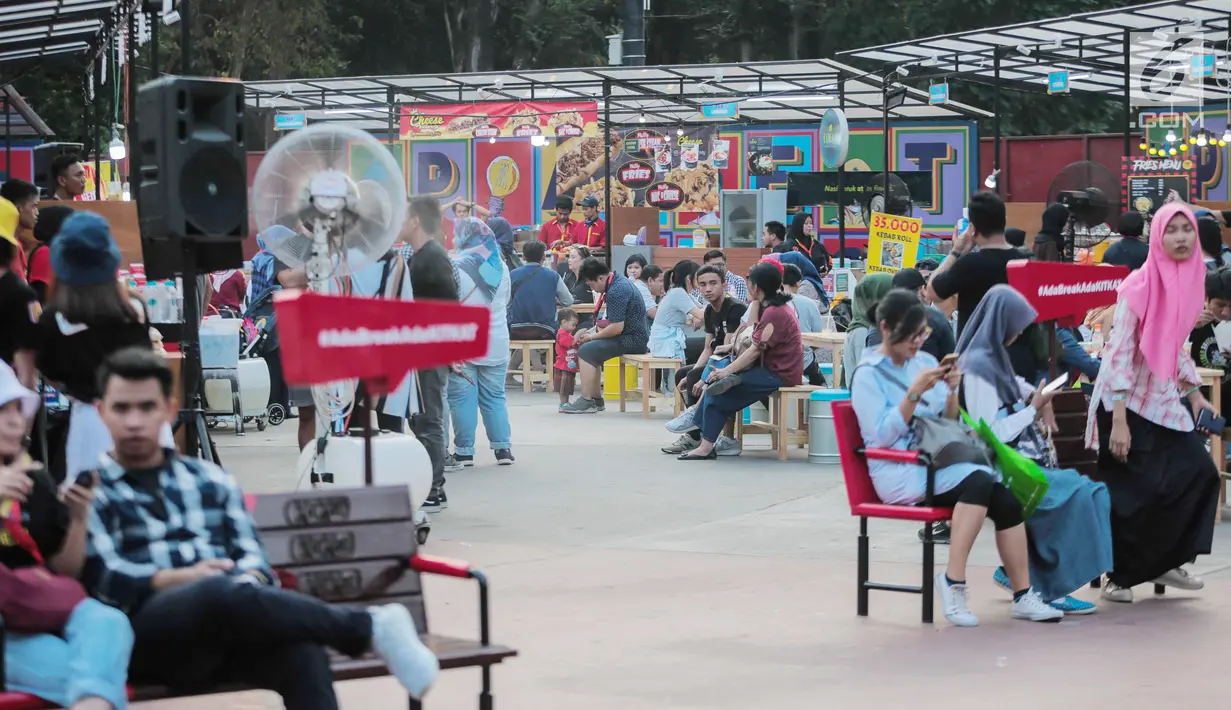 Suasana acara Playfest 2019 di Parkir Selatan Gelora Bung Karno, Jakarta, Minggu (25/8/2019). Playfest 2019 berhasil menarik minat pemuda untuk datang menikmati berbagai atraksi, dan meraup ilmu mengenai industri seni. (Liputan6.com/Faizal Fanani)