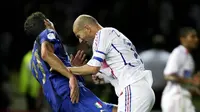 Pemain Prancis, Zinedine Zidane, menanduk bek Italia, Marco Materazzi, pada final Piala Dunia 2006. (Huffintonpost)