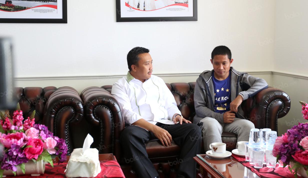 Di level Timnas, Evan memulai karirnya di tingkat U-17, Ia menyandang status kapten saat melawan Singapura dan berhasil membawa Indonesia menjuarai turnamen HKFA International Youth Invitation di Hongkong pada 2012. (Bola.com/Nicklas Hanoatubun)