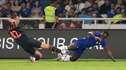 Pemain Chelsea, Danny Welbeck (kanan), berusaha mempertahankan penguasaan bola dari pemain AC Milan, Filippo Terracciano, pada laga pramusim Indonesia Super Cup 2026 di Stadion Utama Gelora Bung Karno (SUGBK), Jakarta, Sabtu (8/8/2026). Chelsea tampil dominan dan menutup pertandingan dengan kemenangan 3-0 berkat dua gol Joao Pedro serta satu gol Moises Caicedo. (KapanLagi.com/Budy Santoso)