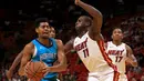 Pebasket Hornets, Jeremy Lamb #3 berusaha menerobos pertahanan Miami Heat yang dikawal Dion Waiters #11 pada laga NBA pre-season di American Airlines Arena, Miami, (9/10/2017). Miami Heat menang 109-106. (Mike Ehrmann/Getty Images/AFP)
