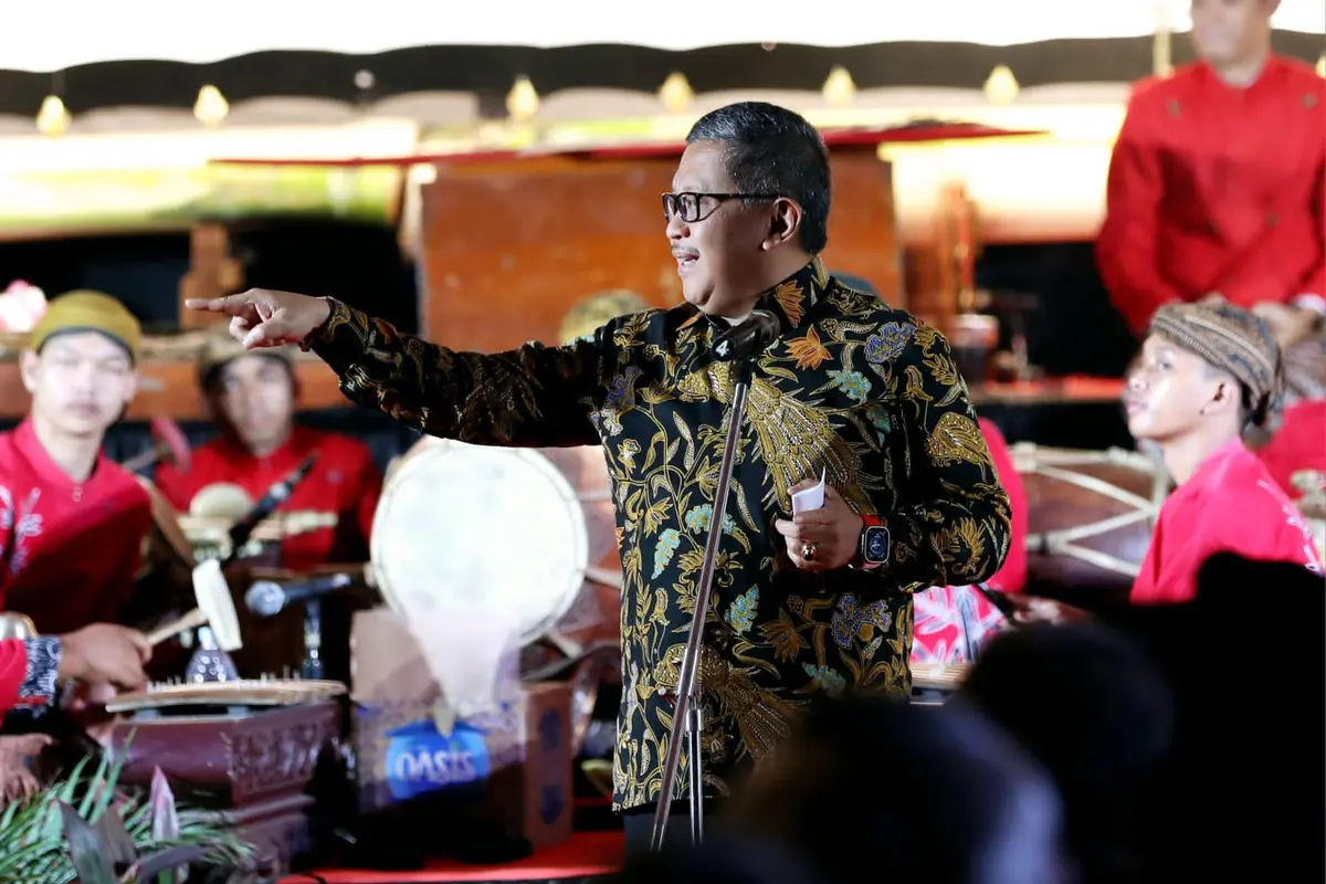 Sekjen PDIP Hasto Kristiyanto Saat menghadiri pagelaran wayang kulit di halaman masjid At-Taufiq, Lenteng Agung, Jakarta Selatan, Jumat (28/7/2023).