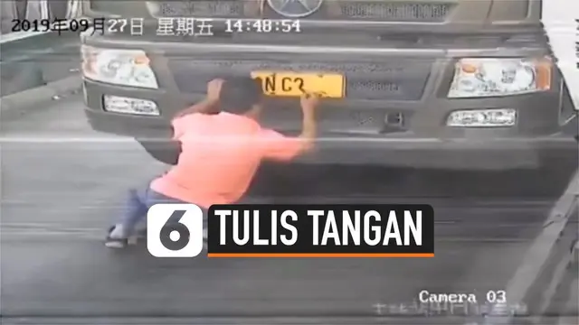 Seorang pria di China menggunakan plat nomor polisi yang ditulis dengan tangan pada bagian depan mobilnya. Hal itu ia lakukan untuk menghindari kamera pengintai.