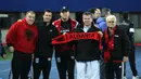 Beberapa ofisial Timnas Albania bersama suporter memberikan dukungan moril untuk tim kesayangannya yang menjalani sesi latihan di Stadion Ernst Happel, Wina, Austria. (Bola.com/Reza Khomaini)