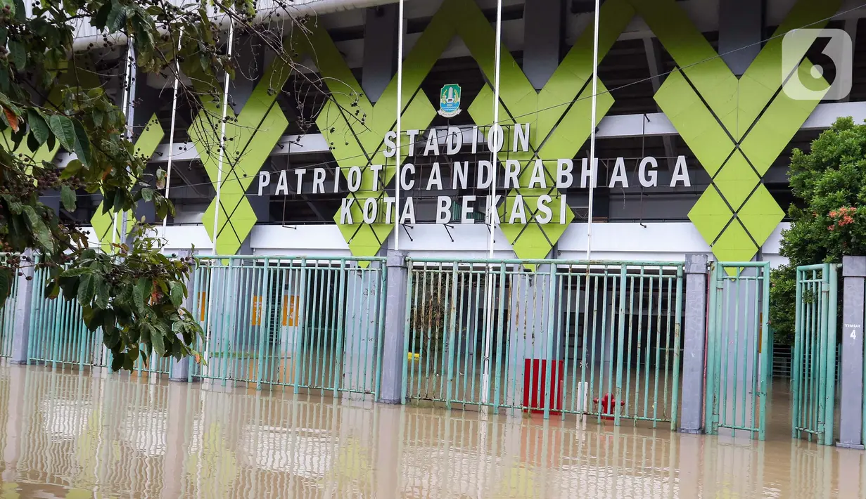 Hujan deras yang mengguyur kawasan Jabodetabek sejak Senin (3/3) hingga Selasa (4/3/2025) membuat sejumlah wilayah di Kota Bekasi terendam banjir, termasuk Stadion Patriot Candrabhaga. (Liputan6.com/Herman Zakharia)
