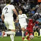 Pemain Liverpool Sadio Mane (tengah) menendang bola untuk mencetak gol ke gawang Leeds United pada pertandingan Liga Inggris di Elland Road, Leeds, Inggris, 12 September 2021. Liverpool menang 3-0. (Oli SCARFF/AFP)