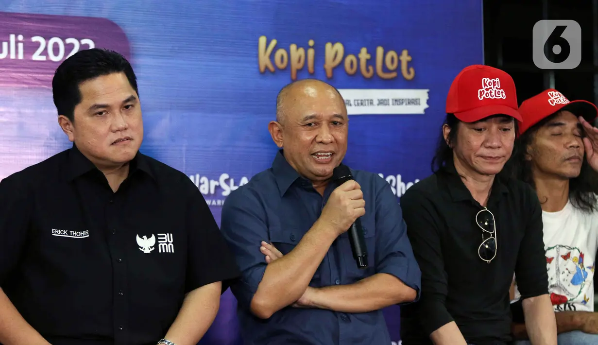 Menteri Koperasi dan UKM Teten Masduki (kedua kiri) bersama Menteri BUMN Erick Thohir (kiri) dan personel grup band Slank Kaka (kanan) serta Abdee (kedua kanan) saat peluncuran Slankops di Basecamp Slank, Jakarta, Selasa (19/7/2022). Slank meluncurkan koperasi yang diberi nama Koperasi Konsumen Slank Jurus Tandur atau Slankops. (Liputan6.com/Herman Zakharia)