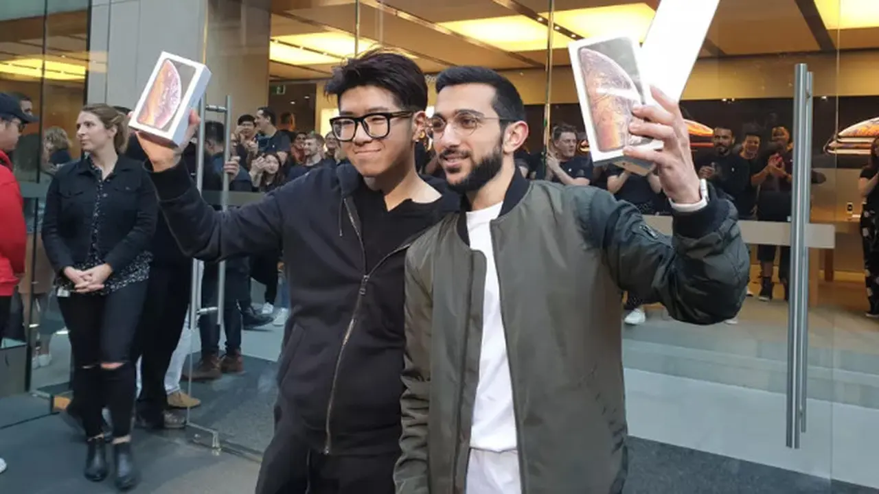 Teddy Lee dan Mazen Kourouche, pembeli pertama iPhone di dunia.