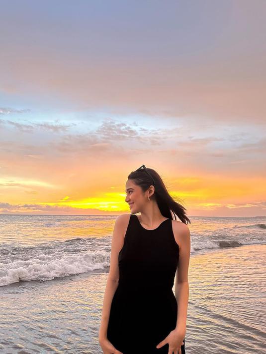 Aksen kacamata diletakkan di atas kepala Syifa. Pemain film Mohon Doa Restu ini berusaha mendapatkan foto terbaik saat main di pantai kala sunset. (Liputan6.com/IG/@syifahadju)