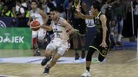 Pemain Stapac Jakarta, Widyanputra Teja, berusaha melewati pemain Pacific Caesar Surabaya pada laga semi final IBL 2019 di GMSB Kuningan, Jakarta, Jumat(8/3). Stapac unggul 87-66 atas Pacific. (Bola.com/Yoppy Renato)