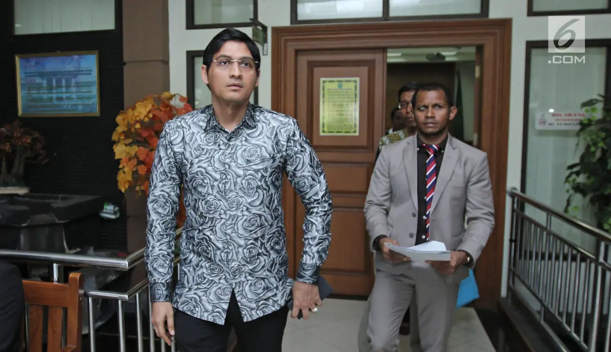 Pesinetron dan anggota DPR, Lucky Hakim usai menjalani sidang di Pengadilan Agama Jakarta Selatan, Rabu (06/09). Setelah tiga kali menjalani sidang, akhirnya majelis hakim mengabulkan permohonan cerai Lucky atas Tiara. (Liputan6.com/Herman Zakharia)