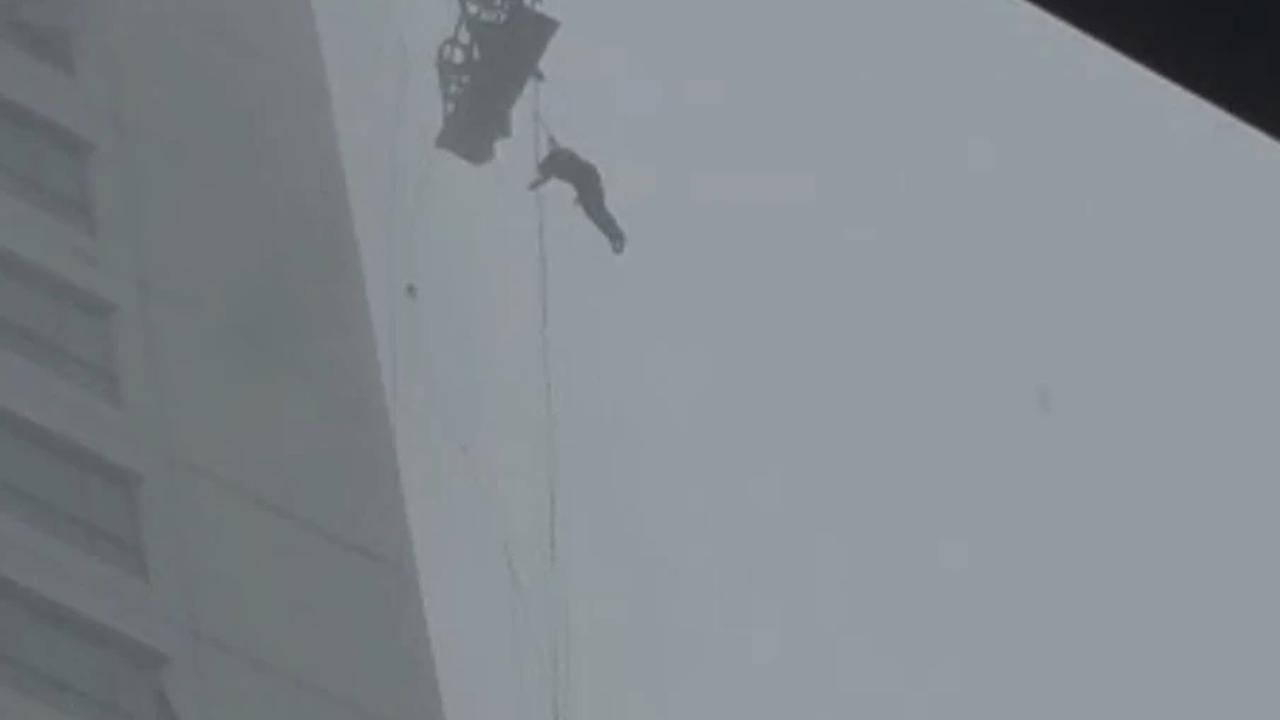 Petugas Kebersihan Tersangkut di Gondola