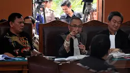 Kuasa hukum Budi Gunawan bertanya kepada Zainal Arifin Mochtar di praperadilan Budi Gunawan. Zainal dihadirkan menjadi saksi ahli oleh kuasa hukum KPK, Pengadilan Negeri Jakarta Selatan, Jumat (13/2/2015). (Liputan6.com/Johan Tallo)
