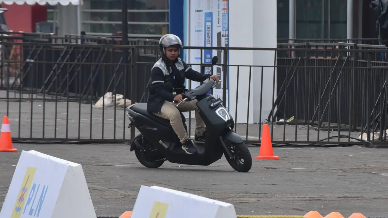 Pengunjung PEVS 2024 menjajal Motor Listrik Honda EM1 e: