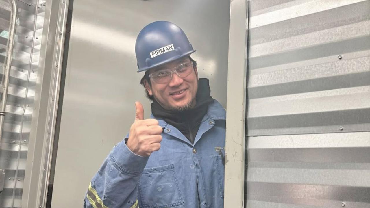 Bye-bye Yellow Hat, Potret Tengku Firmansyah Pakai Helm Biru di Tempat Kerja