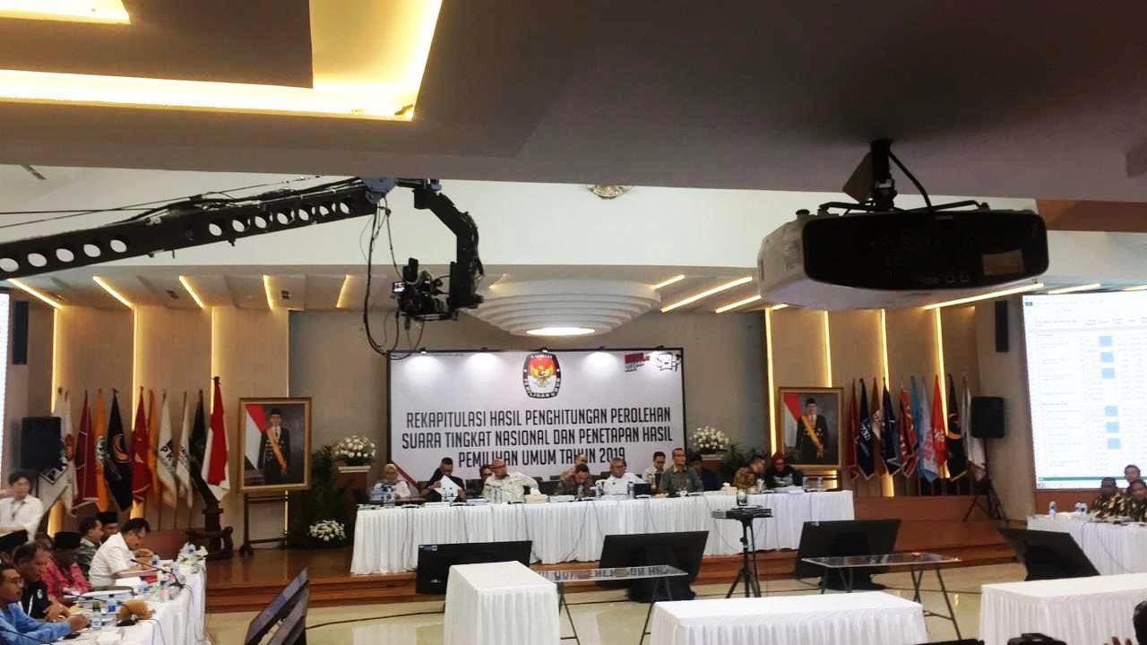 Suasana rapat pleno rekapitulasi suara di KPU, Senin (20/5/2019) malam