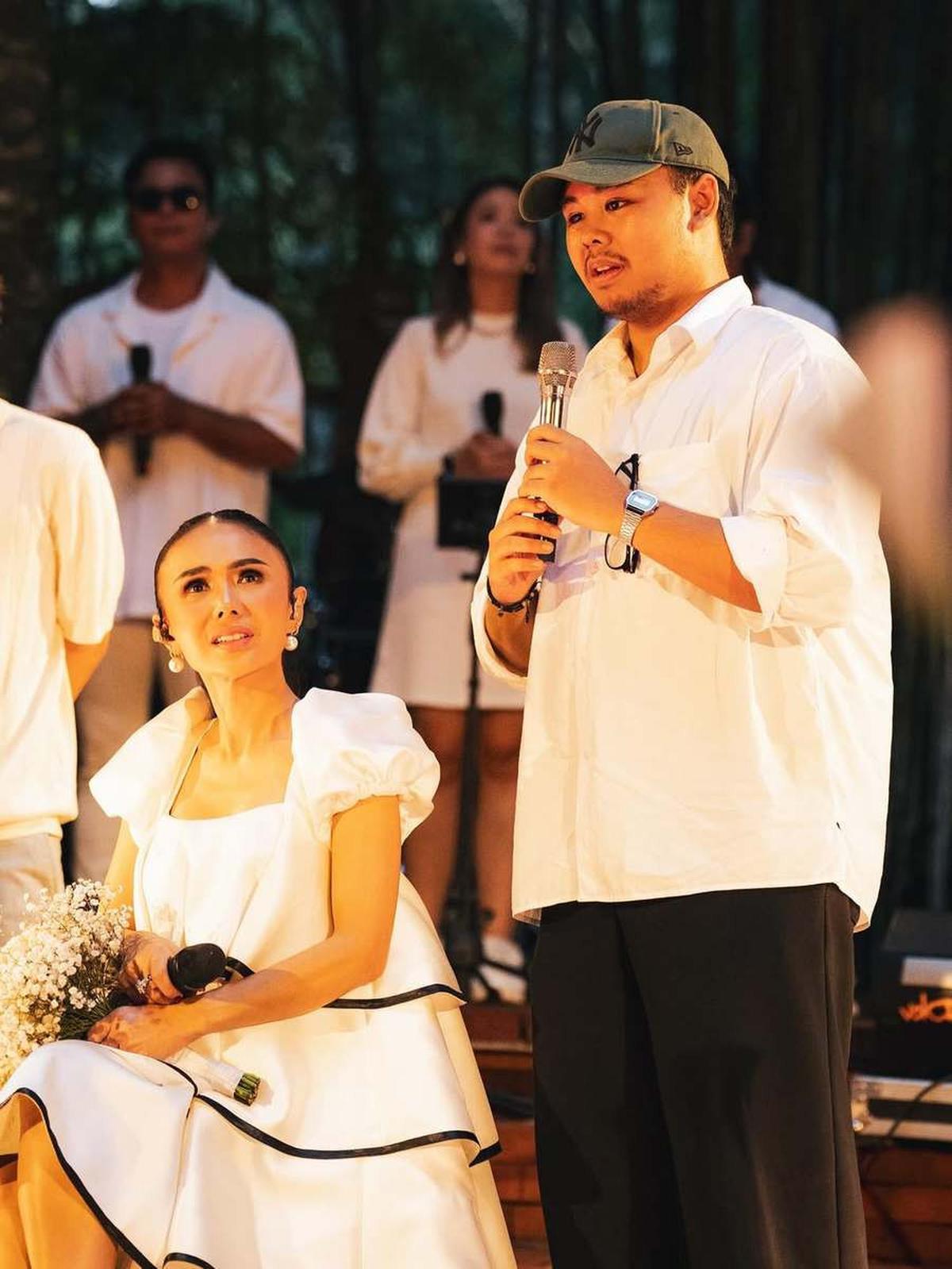 Tampil di Sebuah Acara, Potret Yuni Shara Dapat Suprise Ultah ke-53 - Cavin dan Cello Ungkap Sosok sang Ibunda yang Sebenarnya