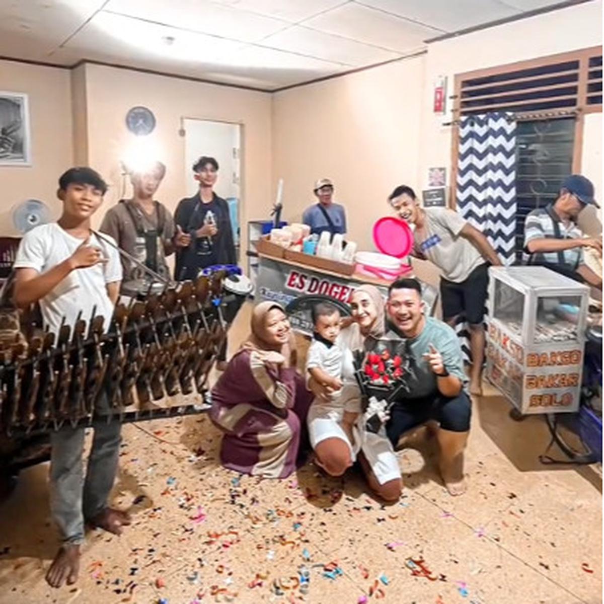 Ada Jajanan Kaki Lima hingga Musik Heboh, Momen Wanita yang Dapati Kejutan Ultah Ini Curi Perhatian
