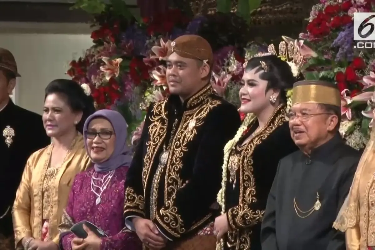 Kahiyang Ayu dan Bobby Nasution usai menjalani prosesi akad nikah. (Liputan6.com)