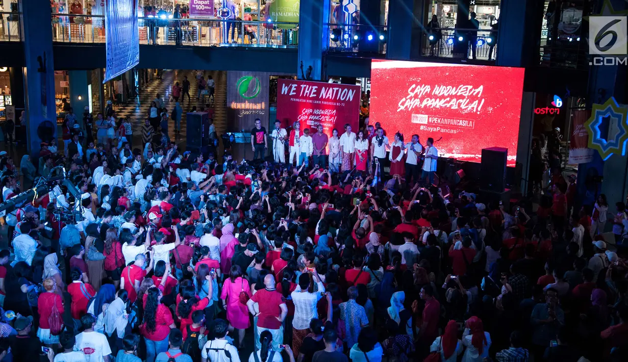 Suasana saat acara Pekan Pancasila yang dihadiri sejumlah toko dan artis di Mall Citos, Jakarta (3/6). ). Acara bertajuk 'We The Nation' digelar untuk memperingati hari lahir Pancasila ke-72. (Liputan6.com/Gempur M Surya)