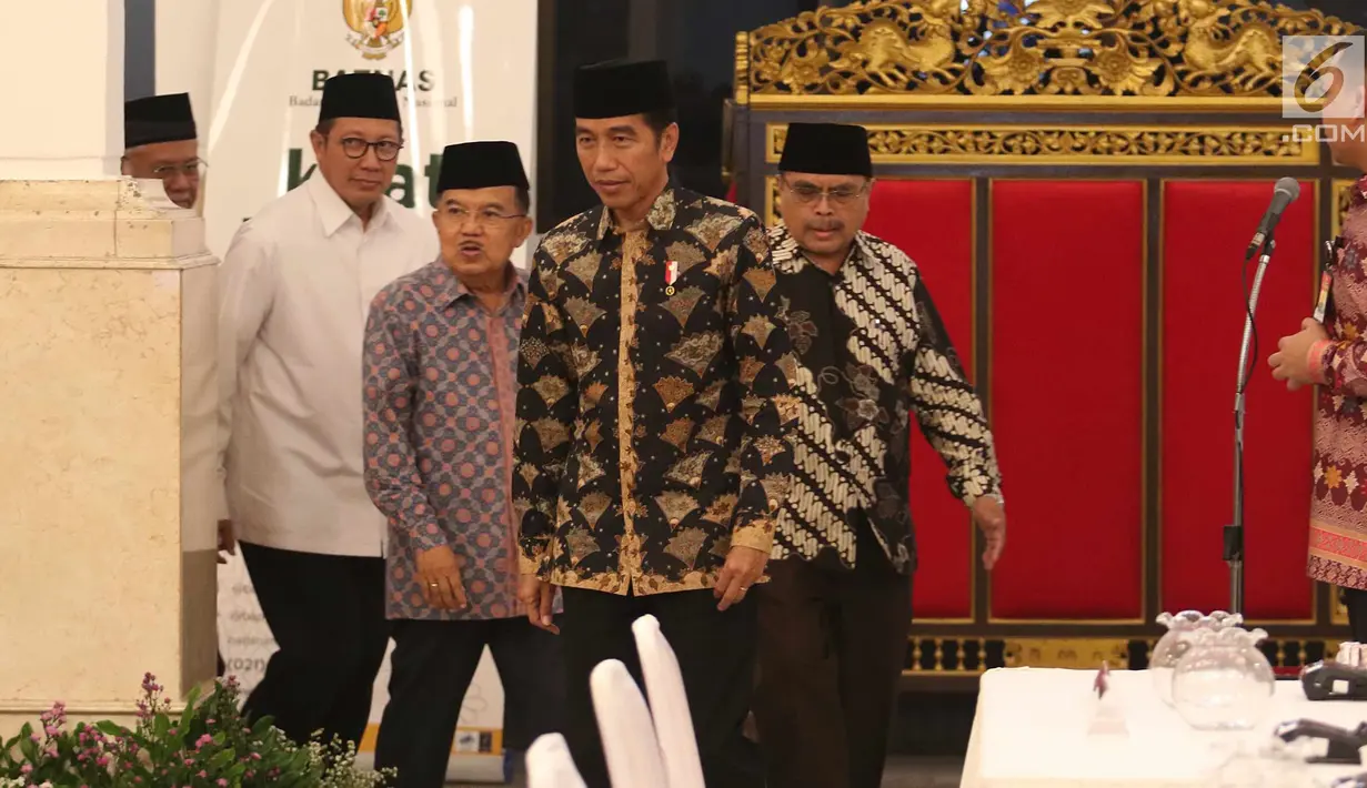 Presiden Joko Widodo bersama Wapres Jusuf Kalla bersiap memberi sambutan saat menghadiri acara pemabayaran zakat melalui Baznas  di Istana Negara, Jakarta, Senin (28/5). (Liputan6.com/Angga Yuniar)