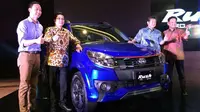 Richard Sambera dan Nadine Chandrawinata dipilih sebagai Brand Ambassador Toyota Rush.