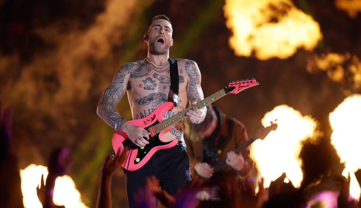 Penampilan vokalis Maroon 5 Adam Levine saat memeriahkan pertandingan antara Los Angeles Rams dan New England Patriots dalam Super Bowl LIII di Atlanta, Georgia, AS, Minggu (3/2). (AP Photo/Mark Humphrey)