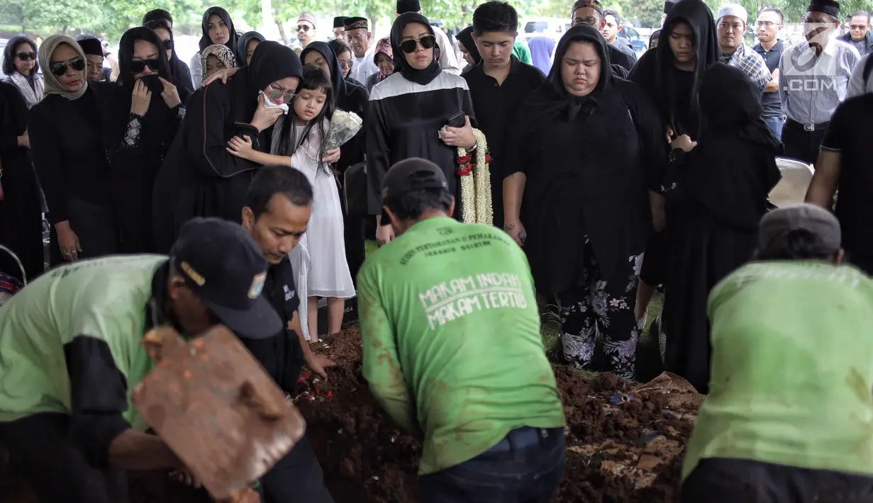 Aktris Olla Ramlan menyaksikan proses pemakaman sang ayahanda, Muhammad Ramlan di TPU Tanah Kusir, Jakarta, Selasa (5/6). Ayahanda Olla Ramlan meninggal di usia 72 tahun akibat kanker dan liver yang dideritanya. (Liputan6.com/Faizal Fanani)