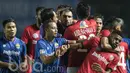 Gelandang Bali United, Yabes Roni, dikejar kapten Persib Bandung, Atep, saat laga uji coba di Stadion GBLA Bandung, Jawa Barat, Sabtu (8/4/2017). Yabes Roni dikejar karena menendang bola ke arah Michael Essien. (Bola.com/Vitalis Yogi Trisna)