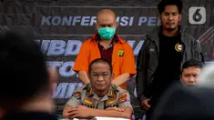 Kabid Humas Polda Metro Jaya Kombes Pol Yusri Yunus menunjukkan tersangka pemalsuan akta nikah demi menguasai lahan warisan di Jakarta, Selasa (28/1/2020). Dalam kasus ini polisi mengamankan tiga pelaku yang berinisal MHH dan ABB, serta seorang perempuan berinisial J. (merdeka.com/Imam Buhori)