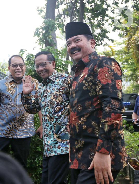 Kehangatan suasana pertemuan bisa terlihat senyum yang dipancarkan Mahfud Md dan Hadi Tjahjanto. (Liputan6.com/Angga Yuniar)
