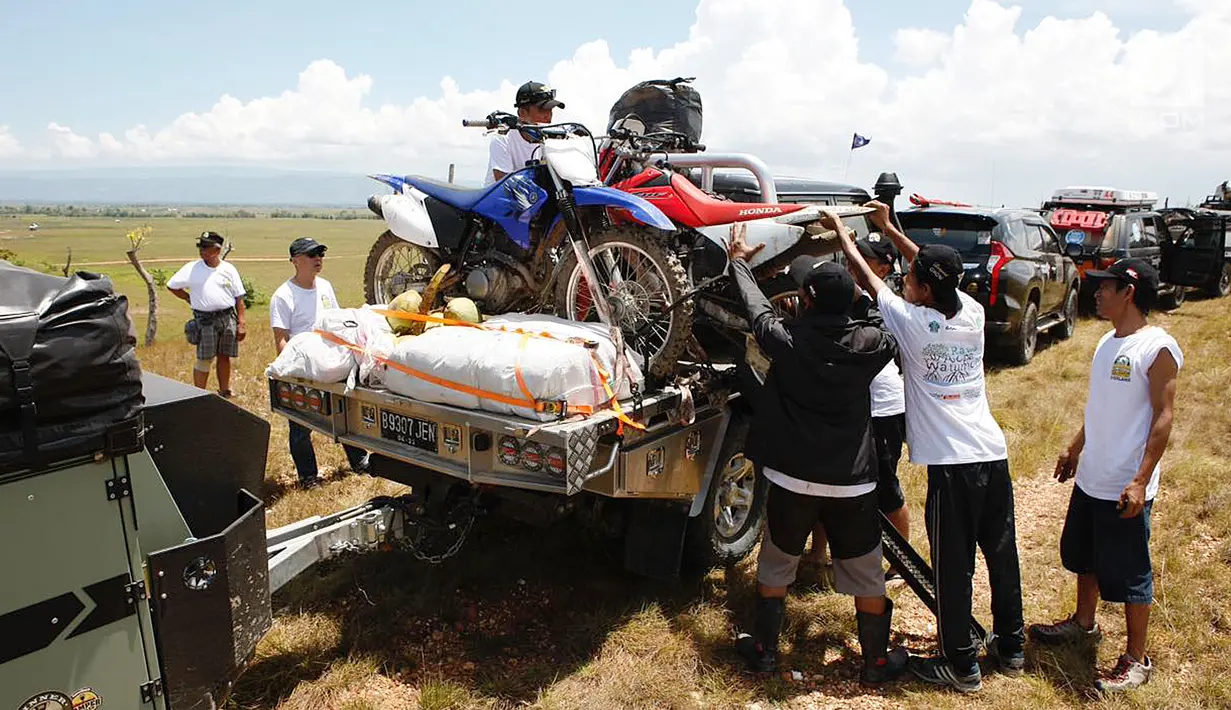 Peserta overland menyiapkan kendaraan di savana Bombana pada hari kedua Indonesia Offroad Expedition (IOX) Celebes 2017 menuju base camp Kolaka, Sulawesi Tenggara, Minggu (8/10).(Liputan6.com/Pool/Ridhwan Siregar)