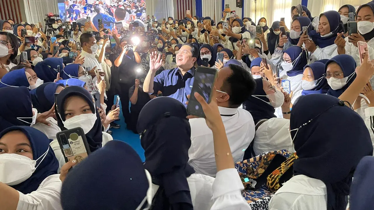 Menteri BUMN Erick Thohir dalam acara Sarasehan Milenial di Desa Putridalem, Jatitujuh, Majalengka, Jawa Barat, Jumat (13/5)