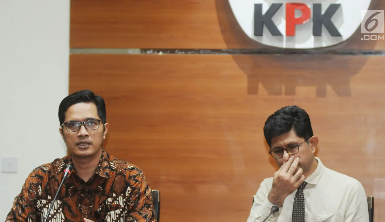 Wakil Ketua KPK Laode Muhammad Syarif bersama Juru Bicara KPK Febri Diansyah memberi keterangan terkait dugaan gratifikasi proyek pemasangan tower BTS telekomunikasi Bupati Mojokerto, Mustofa Kamal Pasa, Jakarta, Senin (30/4/). (Merdeka.com/Dwi Narwoko)