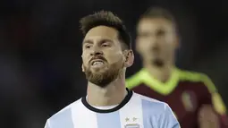 Kapten Argentina, Lionel Messi, tampak kecewa usai gagal mengalahkan Venezuela pada laga kualifikasi Piala Dunia 2018 di Stadion Monumental Antonio Vespucio Liberti, Rabu (6/9/2017). Argentina ditahan imbang 1-1 oleh Venezuela. (AP/Victor R. Caivano)