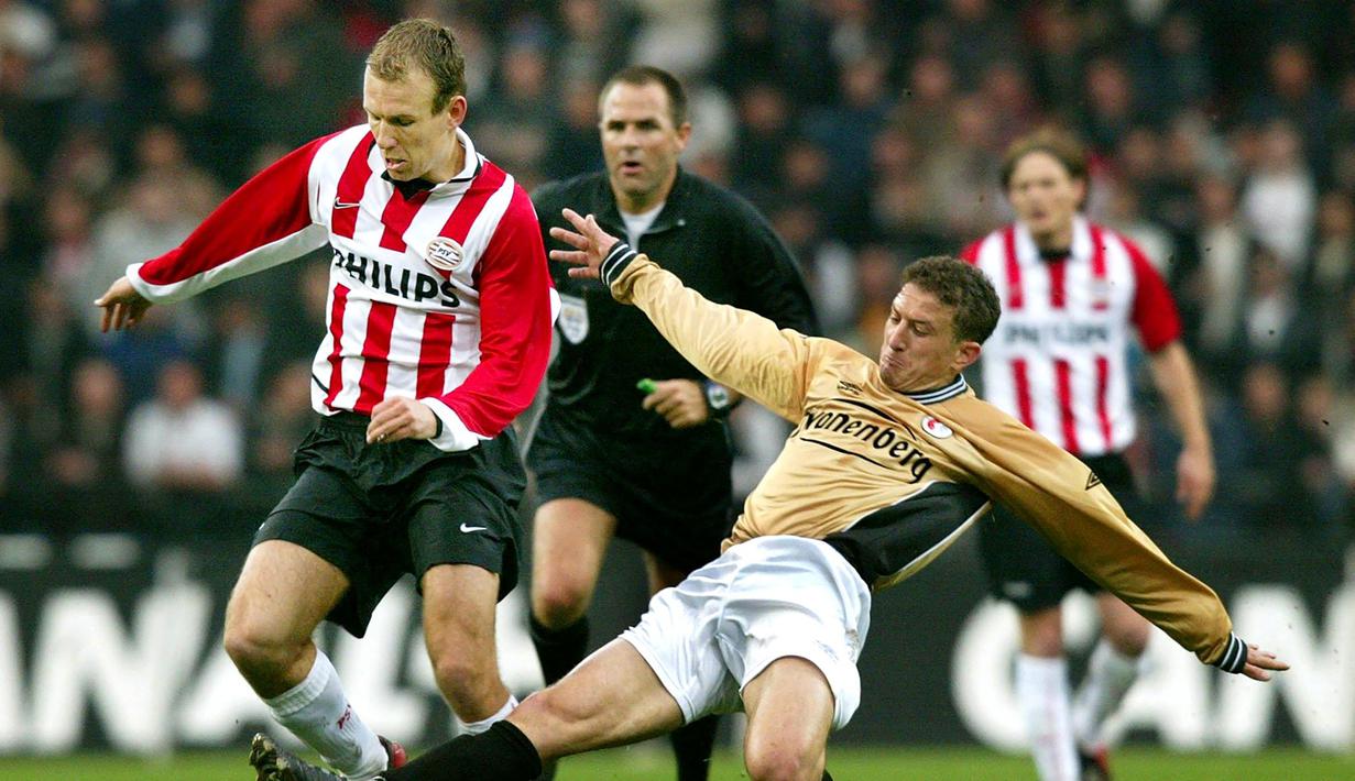 PSV Eindhoven. Arjen Robben dikontrak PSV selama dua musim, yaitu 2002/2003 dan 2003/2004 berkat penampilan apiknya bersama Groningen. Ia tampil dalam 75 laga dengan torehan 21 gol dn 21 assists. Pada musim pertamanya ia sukses mempersembahkan trofi Eredivisie. (Foto: AFP/ANP/Robert Vos)