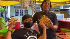 Seperti ini nih potret warung sederhana yang dijalankan oleh Adul. Komeng pun sempat menyambangi warung milik sahabatnya tersebut. (Youtube KOMENG Info)