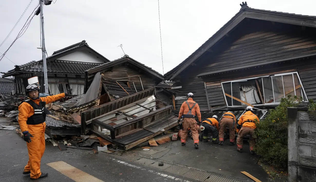 Kini sedikitnya 57 orang dilaporkan meninggal dan ribuan bangunan, kendaraan, dan perahu rusak. (AP Photo/Hiro Komae)