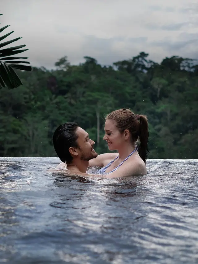 Tiga Tahun Menikah, Ini 7 Pemotretan Randy Pangalila Bersama Istri dan Anak