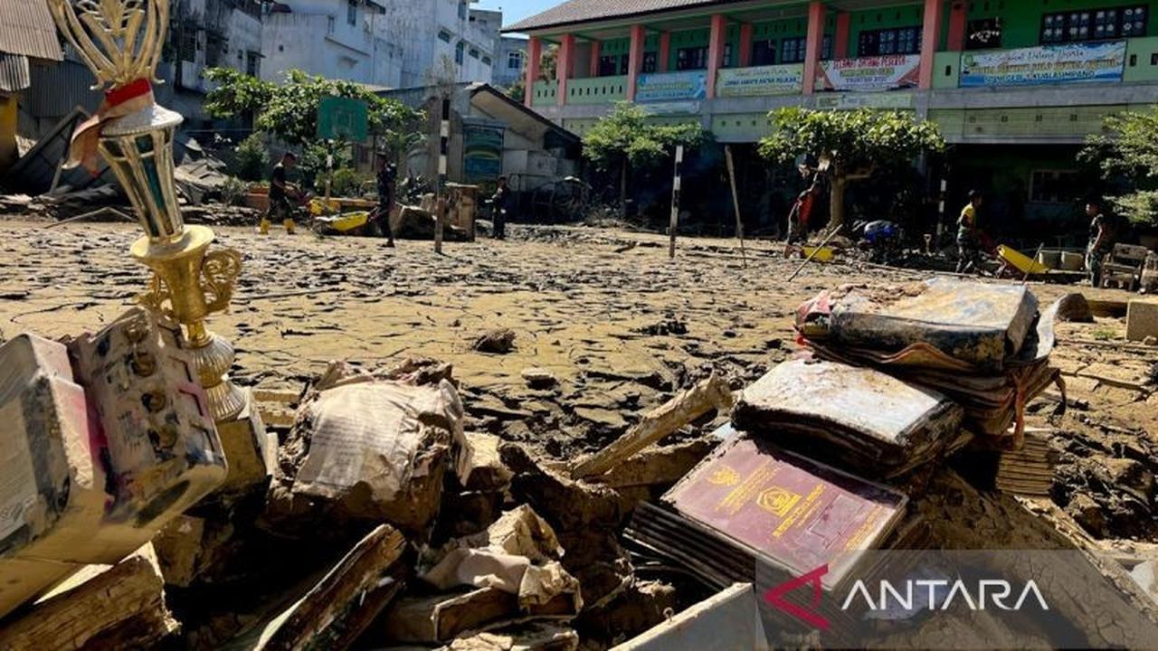 TNI-Polri Berjibaku Bersihkan Lumpur di SDN 1 Kuala Simpang Aceh Tamiang Pasca Banjir