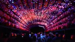 Buah-buah labu yang disinari cahaya dipajang pada pameran Great Jack O'Lantern Blaze di Van Cortlandt Manor, New York, Sabtu (14/10). Lebih dari 7.000 lentera labu yang diukir tangan ditampilkan dalam pameran Halloween tahunan ini. (TIMOTHY A. CLARY/AFP)