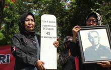 FOTO:  Aksi Putra-Putri Pejuang 45 di Monas Soroti Pengosongan Rumah di Kompleks Berlan